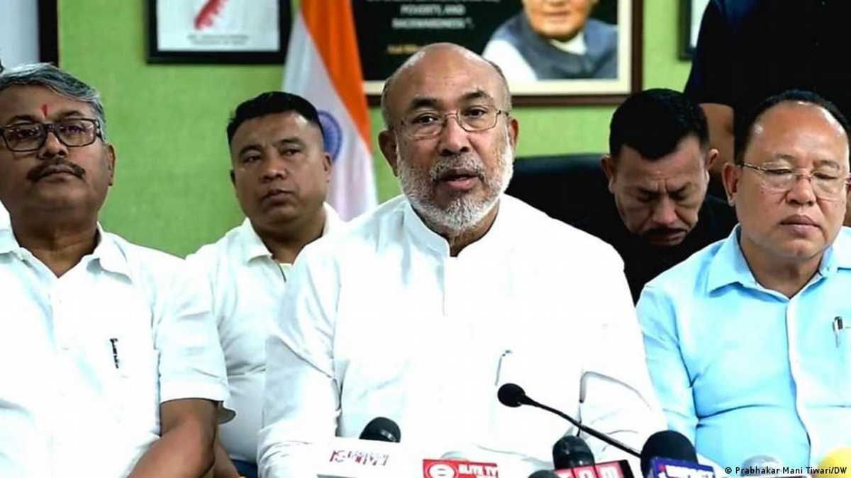 मणिपुर में इतने बवाल के बाद भी मुख्यमंत्री तक नहीं पहुंची आंच मणिपुर में इतने बवाल के बाद भी मुख्यमंत्री तक नहीं पहुंची आंच